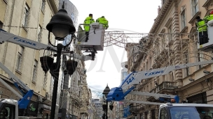 Postavljanje novogodišnjih ukrasa